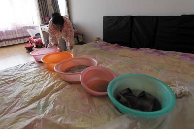隆昌楼上漏水，住户失联，小区没物管，业主维权难！律师来支招……